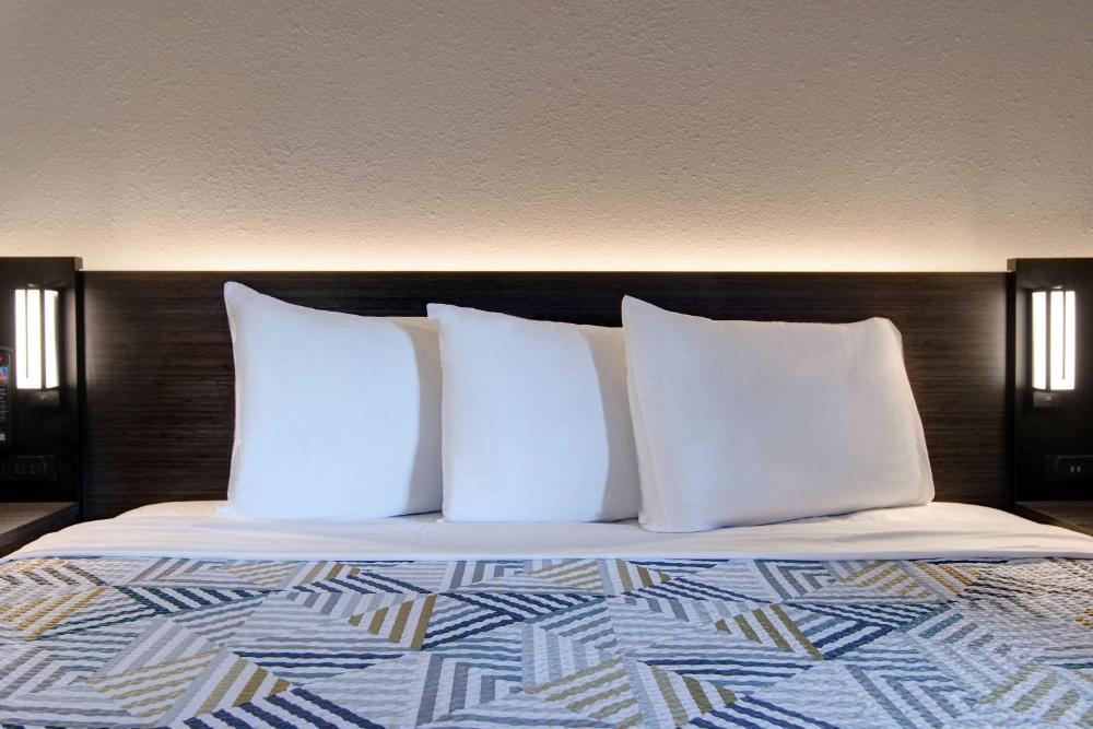 King Room with Roll-in Shower - Disability Access - Non-Smoking interior